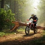 Motard Survives Crash à 127 km/h avec Égratignures