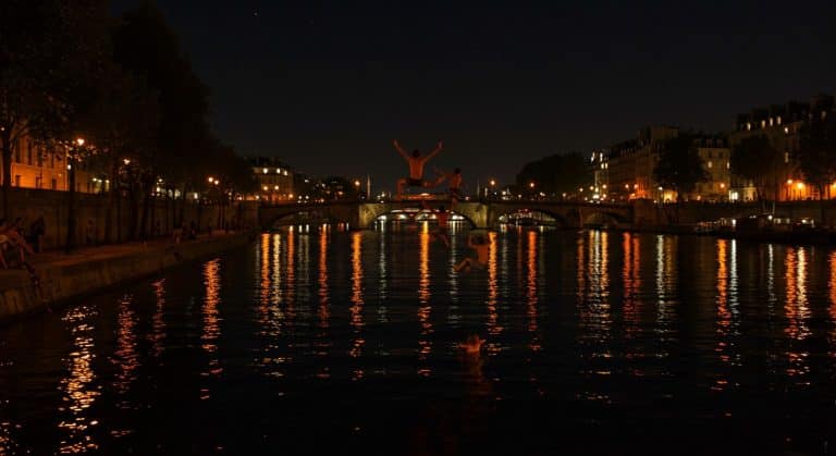Canicule à Paris : La Baignade Nocturne dans la Seine Décryptée