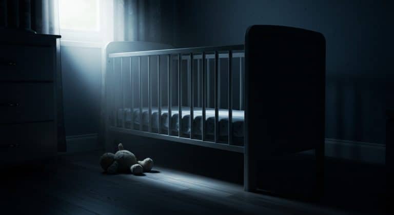 Drame en Moselle : Un Bébé Décède, Parents en Détention