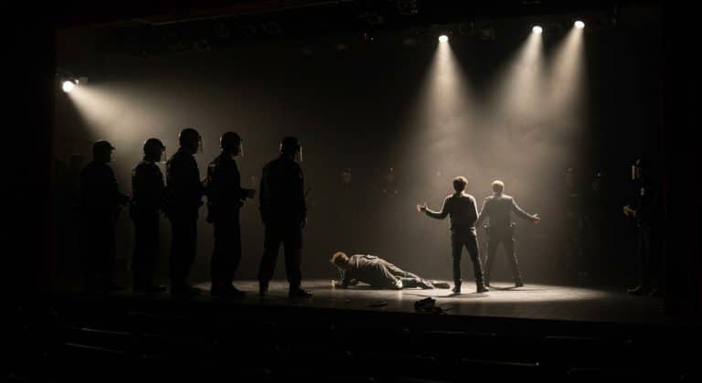 Interruption d’un Spectacle Controversé dans le Pas-de-Calais