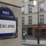 Paris : Les Plaques de Rue Historiques en Danger ?