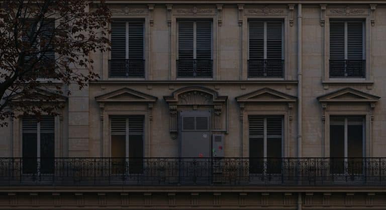 Fausses Façades Haussmanniennes : Les Secrets Cachés de Paris