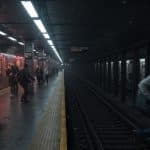 Homme Poussé sur les Rails du Métro à New York : Enquête en Cours