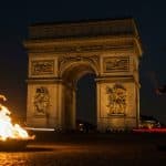Incident à l’Arc de Triomphe : Un Geste Controversé Jugé