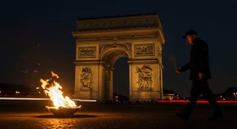 Incident à l’Arc de Triomphe : Un Geste Controversé Jugé