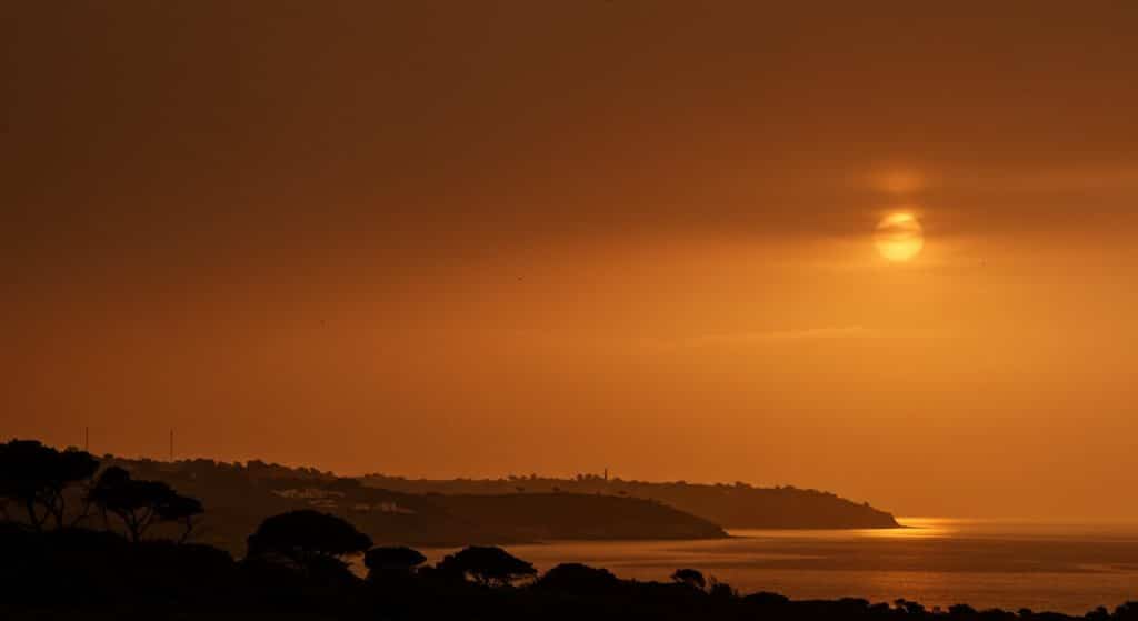 Pourquoi le Ciel de l’Ouest de la France Vire-t-il au Gris-Orange ?