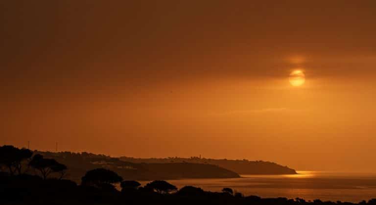 Pourquoi le Ciel de l’Ouest de la France Vire-t-il au Gris-Orange ?
