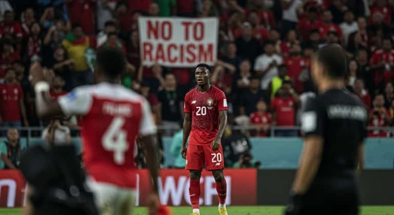 Racisme dans le Football : Incident Choquant à Liverpool