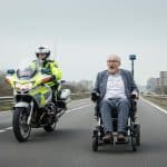 Un Septuagénaire en Fauteuil Roulant sur une Voie Rapide
