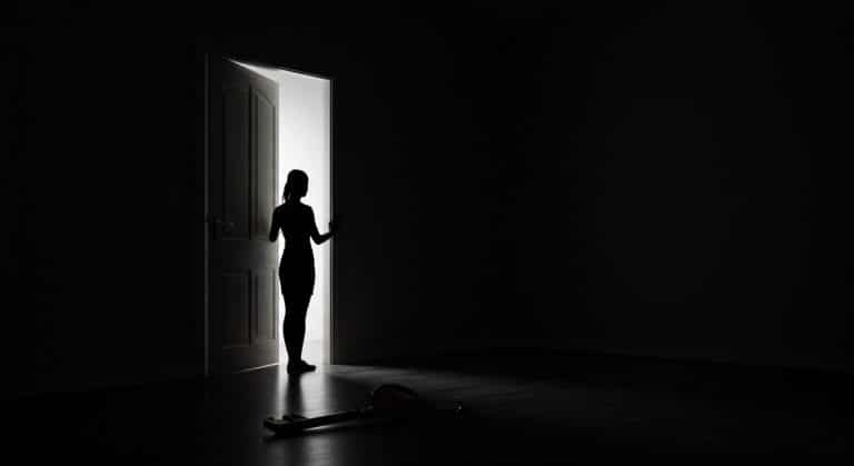 Violences Féminines : L’Impact des Coupes Budgétaires