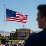 Mort de Charlie Kirk : Trump Met Drapeaux en Berne