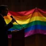Homosexuels en Politique : Parler ou Se Taire ?