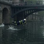 Un Pompier Plonge dans la Seine pour Sauver une Vie