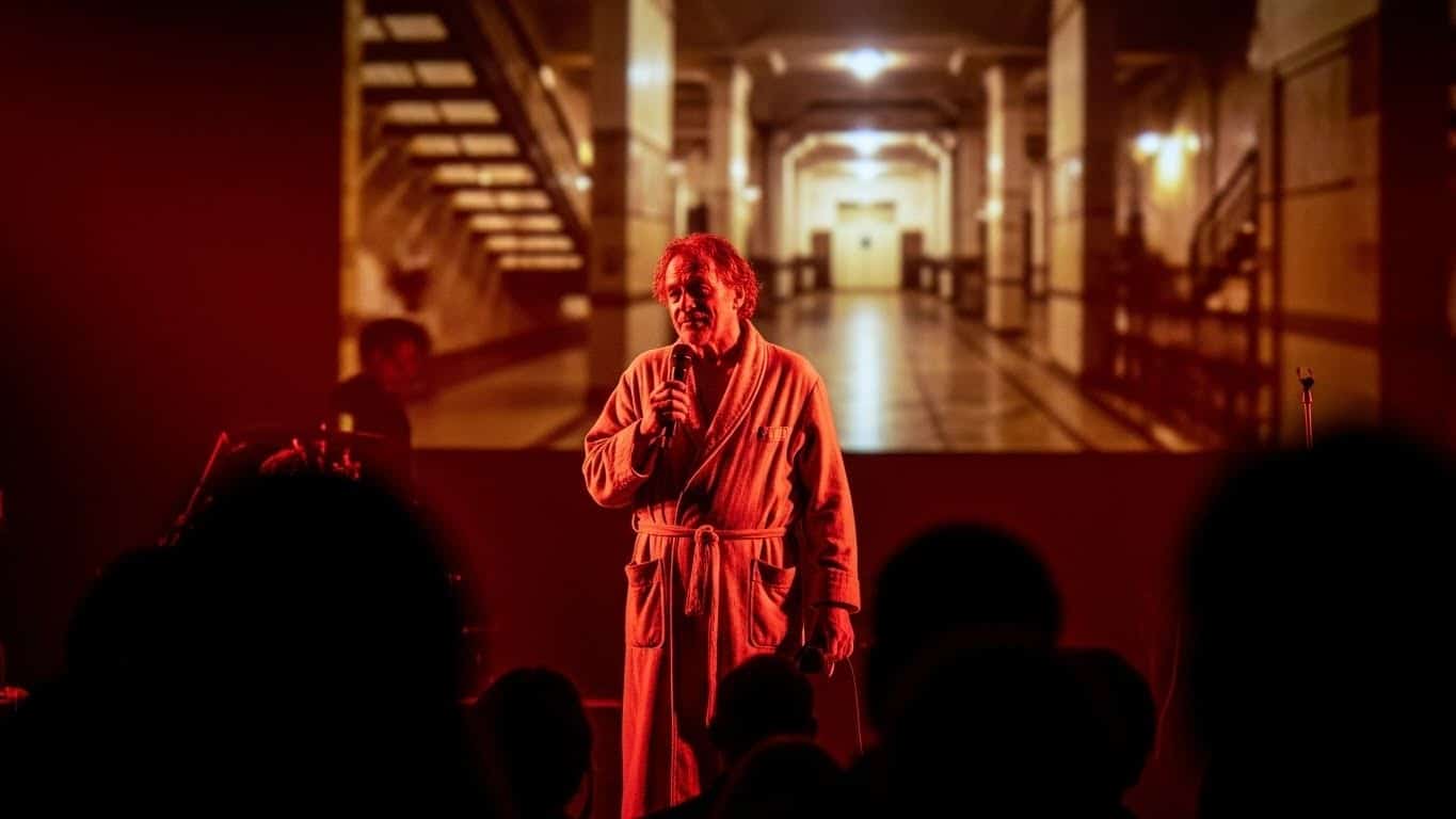 Découvrez le nouveau spectacle « Karaoké » de Raphaël au Théâtre des Bouffes du Nord : un mélange audacieux de ses tubes et de reprises de Céline Dion ou Johnny Hallyday. Une soirée unique, intime et bouleversante.