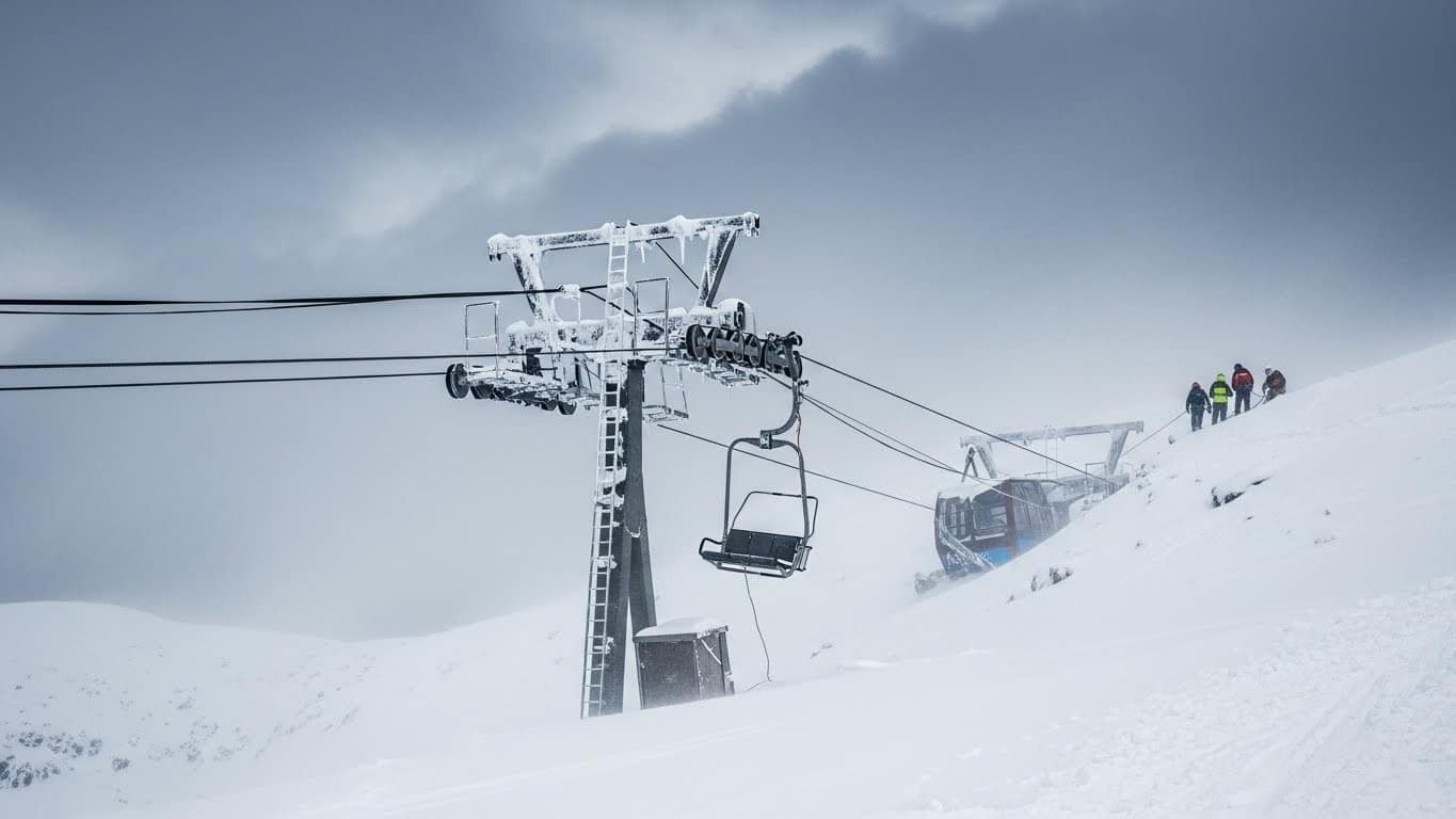 Dramatique chute mortelle d'un touriste allemand de 34 ans d'un télésiège au Monténégro. Sa compagne grièvement blessée. Exigence d'enquête sur la sécurité des stations de ski.