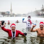 Coupe de Noël à Paris : 200 Nageurs Défient l&rsquo;Eau Glacée
