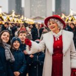 La Mère Noël Sort de l’Ombre sur les Marchés de Noël