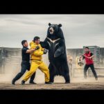 Ours Noir Attaque Dresseur en Plein Spectacle en Chine