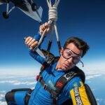 Parachutiste Suspendu à 4500m : Sauvé par son Couteau