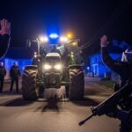 Policiers Armes Sorties Face À Un Agriculteur À Auch