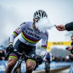 Van der Poel : Vapoteuse au Visage en Pleine Course Cyclocross