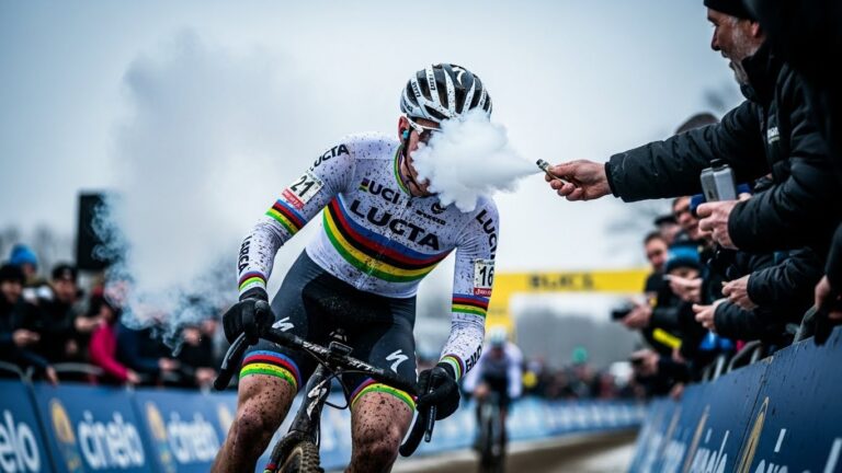 Van der Poel : Vapoteuse au Visage en Pleine Course Cyclocross