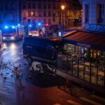 Accident Grave à Paris : VTC Percute Terrasse, 4 Blessés