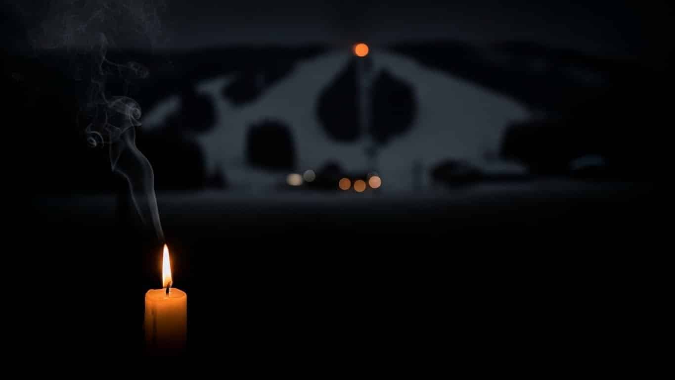 Le 9 janvier 2026, la Suisse observe une minute de silence pour les 40 victimes de l'incendie du bar Le Constellation. Les gérants auditionnés, Emmanuel Macron présent : plongée dans une tragédie qui bouleverse le pays.