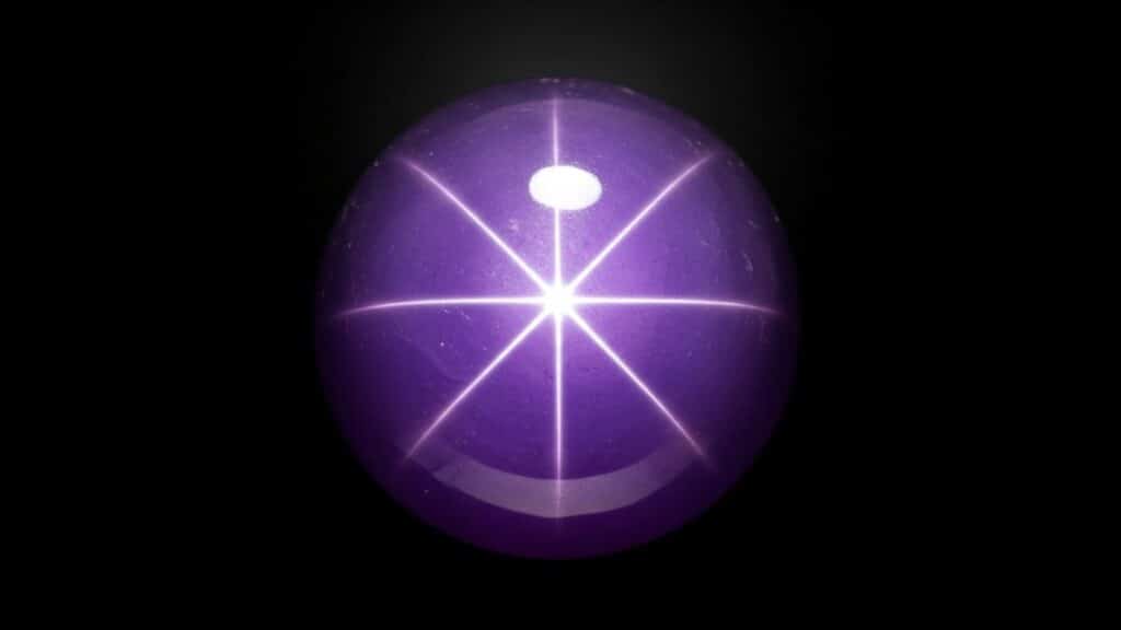 Le Plus Gros Saphir Étoilé Violet du Monde