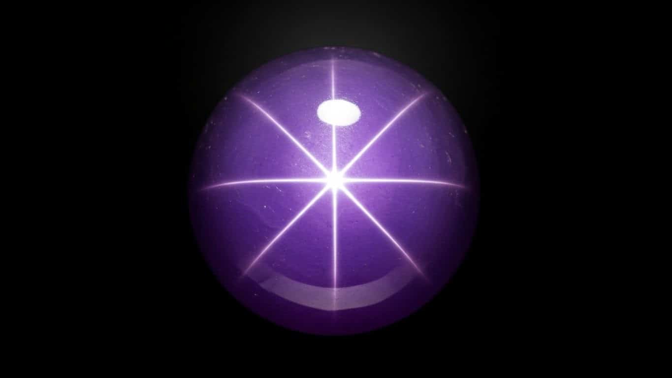 Découvrez l'incroyable saphir étoilé violet de 3 563 carats dévoilé au Sri Lanka, estimé entre 300 et 400 millions de dollars. Une gemme unique au monde.