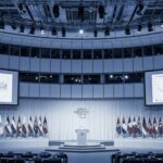 Macron à Davos avec Lunettes de Soleil : L&rsquo;Histoire Derrière l&rsquo;Image