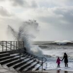 Tragédie à Withernsea : Vague Emporte Mère et Fille, Héros Meurt