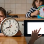 Enfants et Horloges : Inégalités Sociales dans l&rsquo;Apprentissage de l&rsquo;Heure