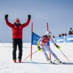 Entraîneur Suisse Défend sa Joie Après Or Olympique Slalom