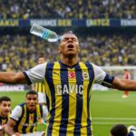 Mattéo Guendouzi Reçoit une Bouteille sur la Tête en Célébration