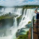 Touriste Suspend Bébé à 80m au-dessus des Chutes d'Iguazu pour une Photo