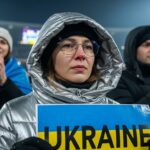 Une Russe Porte la Pancarte Ukraine aux JO 2026