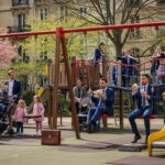 Adultes Qui Squattent Aires de Jeux Enfants à Paris : Le Ras-le-Bol Monte