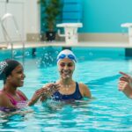 Français à la Piscine : Quand Nager Aide à Parler