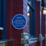 Raye Pose une Plaque Vengeresse sur le Pub de Son Ex