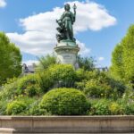 Statue République Paris : Écrin Végétal et Grilles Anti-Tags ?