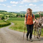 À 22 Ans, Elle Traverse la France Avec Son Âne