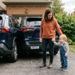 Accident Tragique : Une Mère Renverse Son Fils de 23 Mois par Accident