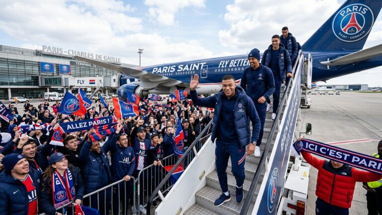 Accueil Épique des Héros du PSG à Roissy par 150 Fans