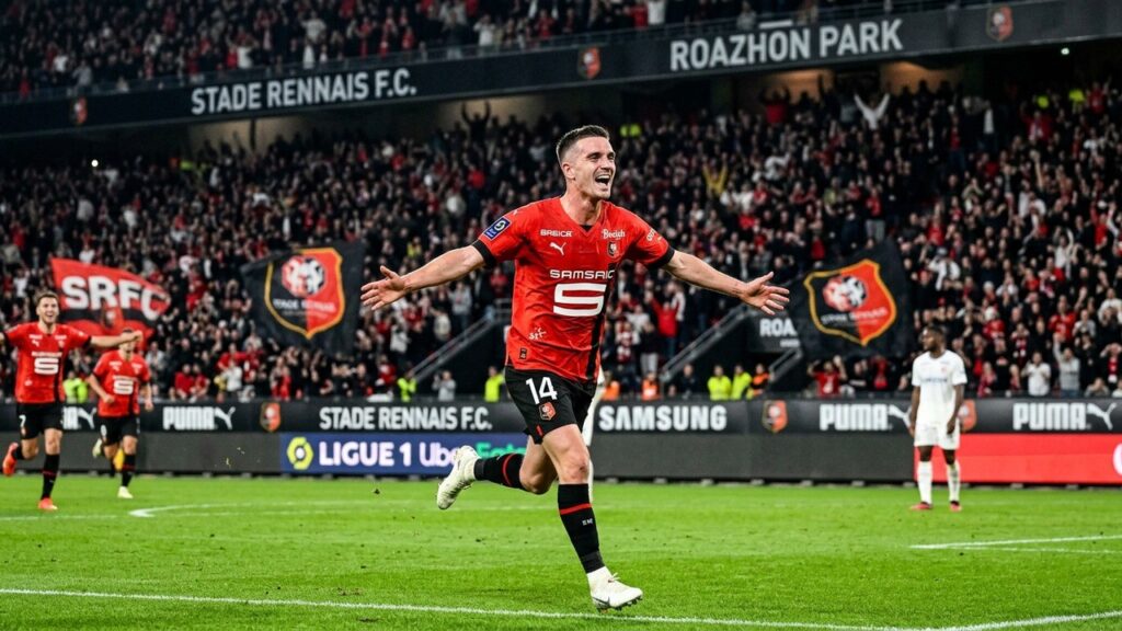 Adrien Thomasson Signe au Stade Rennais : Un Milieu Expérimenté pour l&rsquo;Avenir
