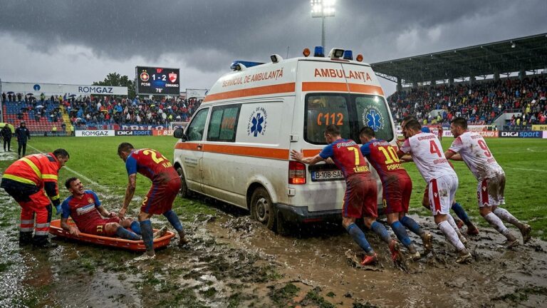 Ambulance Enlisée au Foot : Joueurs Poussent pour Sauver un Blessé en Roumanie