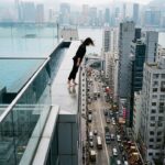 Américaine Chute du 29e Étage à Hong Kong : Sept Piétons Blessés