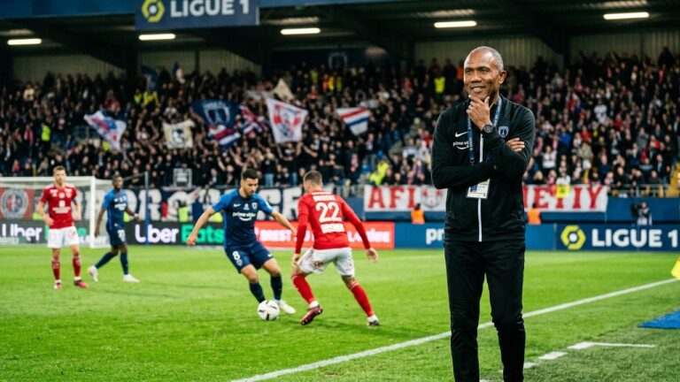 Antoine Kombouaré Ironise sur le PSG Avant le Duel Paris FC – Brest