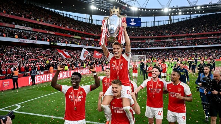 Arsenal Bat Crystal Palace Et Fête Son Titre Avant La Finale Européenne
