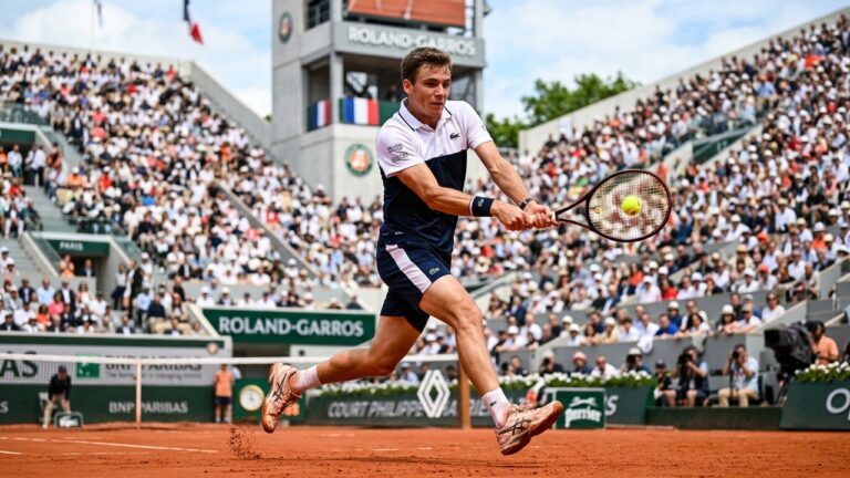 Arthur Fils S’Entraîne Sur Le Central Avant Roland-Garros 2026